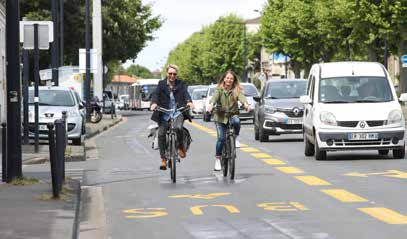 Bordeaux's tweet photo. La ville pour tous, c’est une ville apaisée. 
La ville apaisée, c’est aujourd’hui -10% de trafic routier en 2022 par rapport à 2019. La pollution sur les boulevards a baissé de 30 % en 2022, par rapport à 2019.

#BXlive #Bordeaux https://t.co/DnExVAL1L3