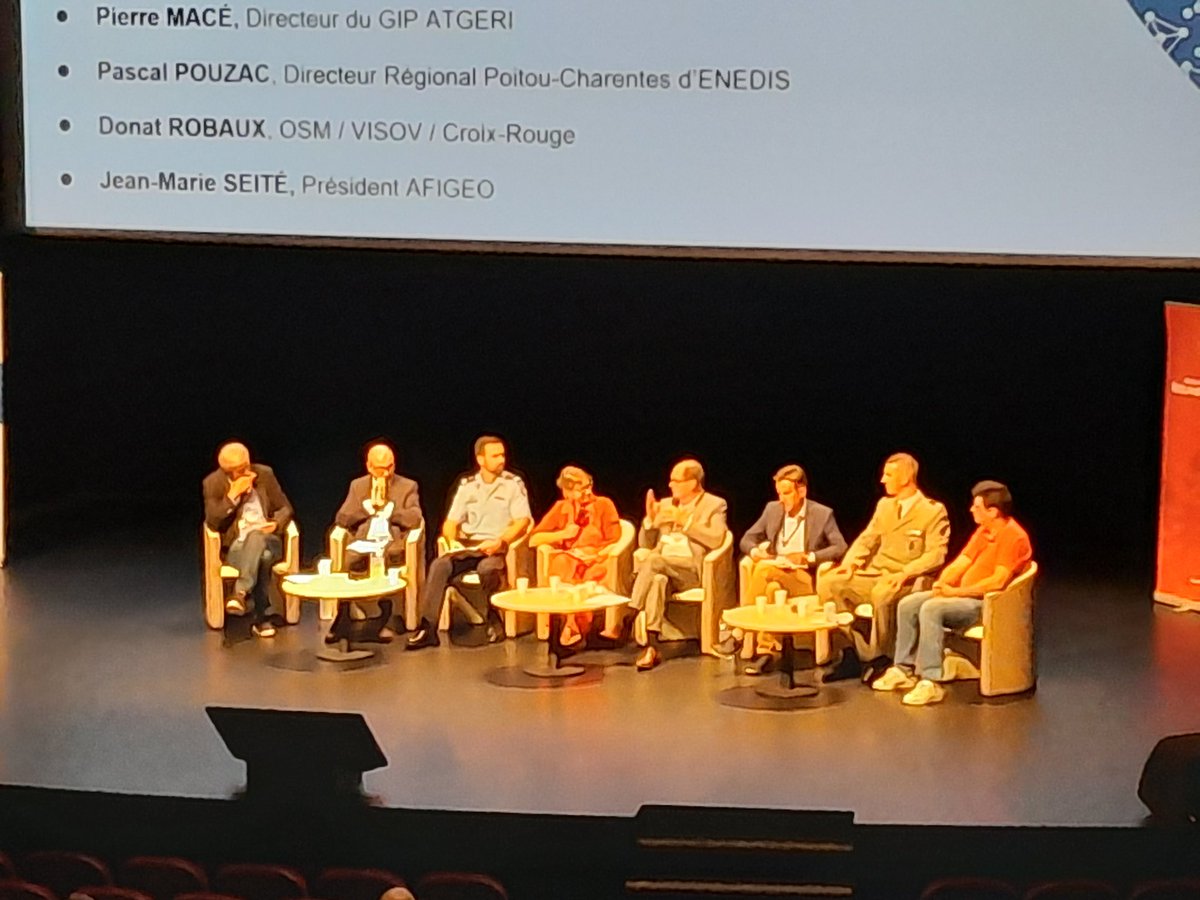 ACarpentier_SIG's tweet image. Merci Benoît de représenter les services #SIG des #SDIS dans le grand débat : comment mobiliser les #Geodatas en situation d'urgence 
#Geodatadays