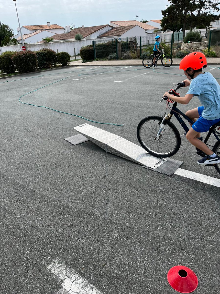usep17's tweet photo. C'était lundi ! Reprise du #SRAV pour cette rentrée 2022-2023, séance de maniabilité pour 58 CM1-CM2 de Ste Marie de Ré.
@DSDEN17 @departement17 @cpdeps17 @usepnationale @UFOLEP @Casden_BP @groupe_mgen @weblaligue https://t.co/lzsrzPMNHF