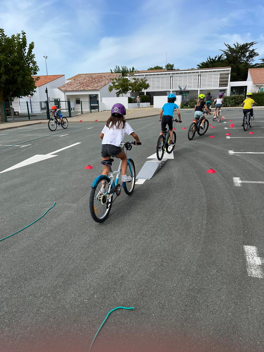 usep17's tweet photo. C'était lundi ! Reprise du #SRAV pour cette rentrée 2022-2023, séance de maniabilité pour 58 CM1-CM2 de Ste Marie de Ré.
@DSDEN17 @departement17 @cpdeps17 @usepnationale @UFOLEP @Casden_BP @groupe_mgen @weblaligue https://t.co/lzsrzPMNHF