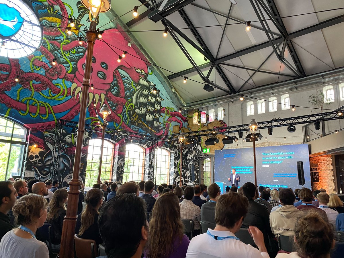 Gestern war die Snowflake - Data Cloud World Tour in Berlin. Als Partner waren wir mit einem Stand dabei und unser Kollege Olaf hat gemeinsam mit Christian von GALERIA auf der Main Stage den Vortrag "Disruptive innovation in the data stack – with Snowflake and dbt Labs" gehalten.