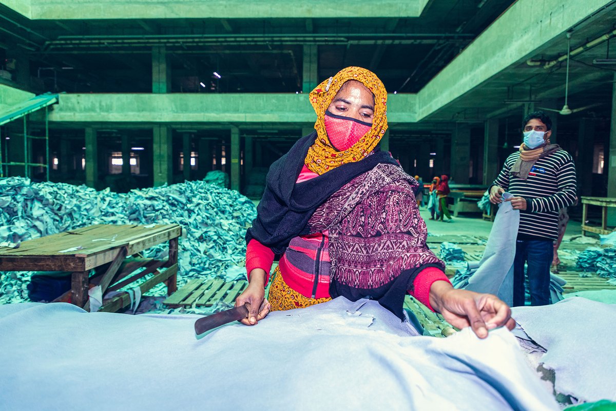 SuedwindAustria's tweet image. Eine neue Studie von unserem Partner @BLFhq zeigt erschreckende Arbeitsbedingungen in der Lederindustrie in Bangladesch: Extrem niedrige Löhne, Gesundheitsrisiken, unsichere Arbeitsbedingungen, massive Umweltverschmutzung und erzwungene Überstunden 🧵
#TogehterforDecentLeather