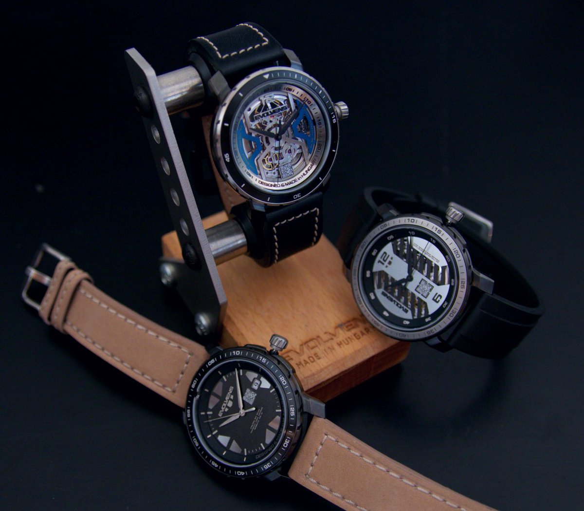 EvolvensNFT's tweet photo. More and more prototypes are coming... 🤩🔥

#Evolvens #EvolvensNFT #watches #NFTs #Ethereum #nftarti̇st #Crypto #uniquewatch #NFTwatch #design https://t.co/ipUhaAgSS0