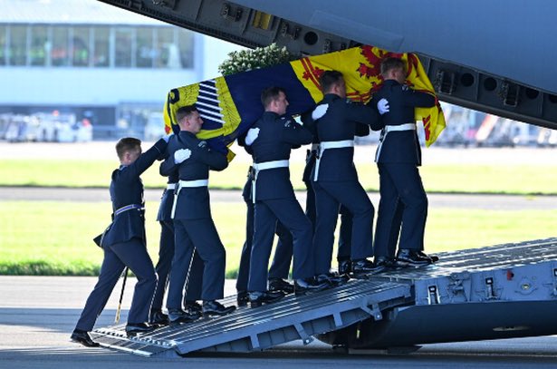 Impeccable from Queens Colour Squadron @RoyalAirForce at Edinburgh Airport as Her Majesty left Scotland for the final time 🏴󠁧󠁢󠁳󠁣󠁴󠁿 🇬🇧