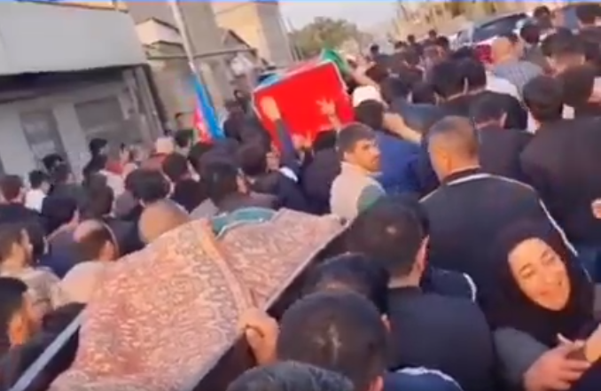 Öndəki tabutda #şəhidimiz Vadim Qocayev, arxadakı tabutda isə oğlunun  şəhid olduğunu eşidib ürəyi dözməyən atasının tabutudur. Çox ağır mənzərədir. 
Allah şəhidlərimizə rəhmət eləsin 
#Azərbaycan #Azerbaijan #şəhidlərölməz #hərşeyVətənüçün