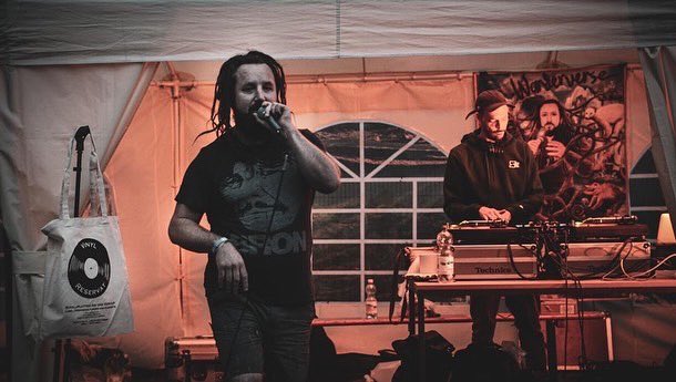 PseudoSlang's tweet photo. PS x @acatcalledfritz been in create n edit mode in-between a couple new PShows on the calendar, the #LongRoadTour continues, give a yell about booking a date. Photo credit to #7Vstudio
#pseudoslang #acatcalledfritz #psxpaw # https://t.co/tZBnqwGkyz