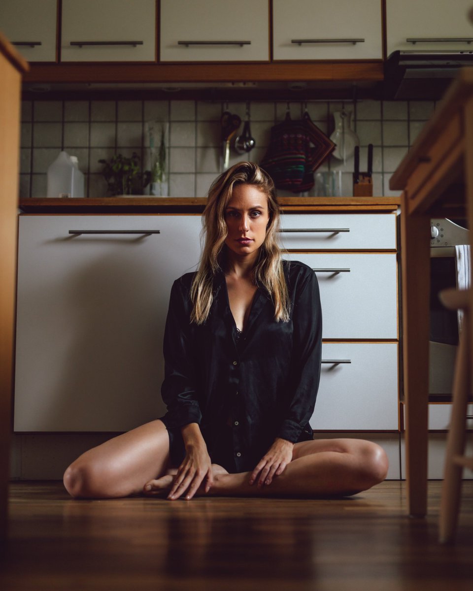 DGeborek's tweet photo. What do you like best - A bit of surroundings or when the model fills the frame? #portraitphotography https://t.co/XXOz2aTBe4