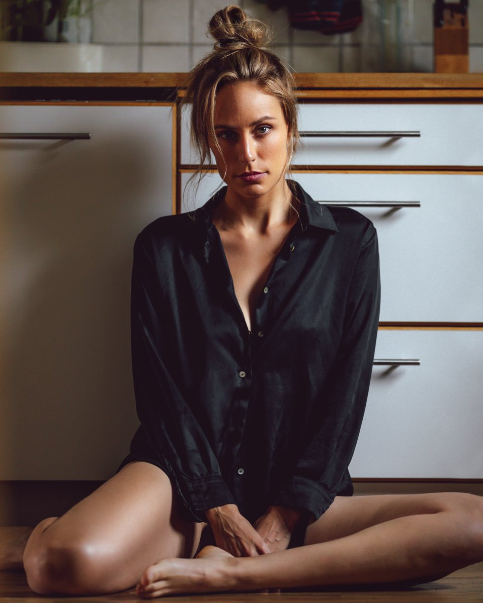 DGeborek's tweet photo. What do you like best - A bit of surroundings or when the model fills the frame? #portraitphotography https://t.co/XXOz2aTBe4