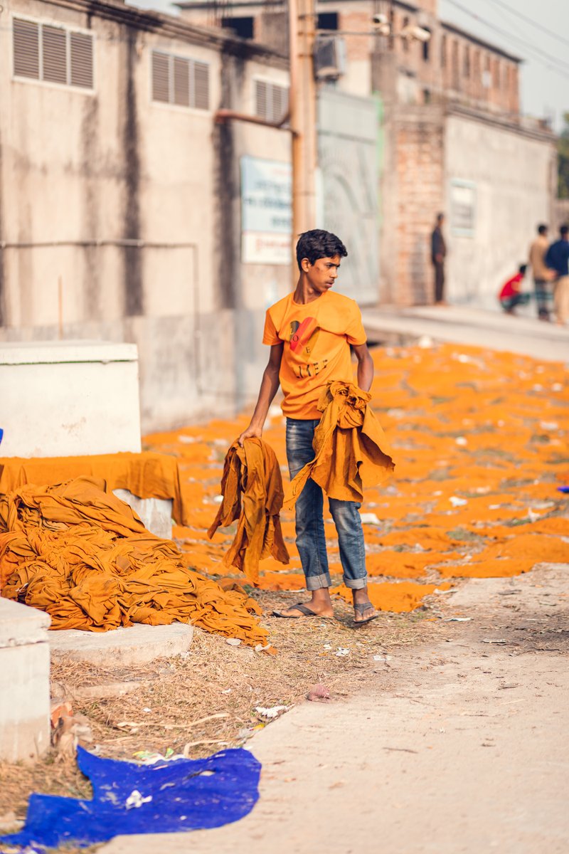 SuedwindAustria's tweet image. Eine neue Studie von unserem Partner @BLFhq zeigt erschreckende Arbeitsbedingungen in der Lederindustrie in Bangladesch: Extrem niedrige Löhne, Gesundheitsrisiken, unsichere Arbeitsbedingungen, massive Umweltverschmutzung und erzwungene Überstunden 🧵
#TogehterforDecentLeather