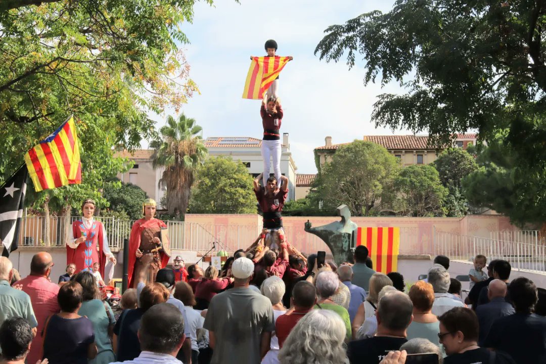 Les colles de la <a href="/FEDECULCAT/">La FEDE d'Esparreguera</a> a l'ofrena de la Diada Nacional de Catalunya #esparreguera #salutifoc #culturapopular <a href="/GMontserratines/">Gitanes Montserratines</a> <a href="/diablesesparreg/">Sant Llagasta</a> <a href="/bastomontserrat/">bastonersmontserratí</a> <a href="/GegantEsparregu/">GegantsEsparreguera</a> <a href="/collabordeus/">Castellers d'Esparreguera</a>