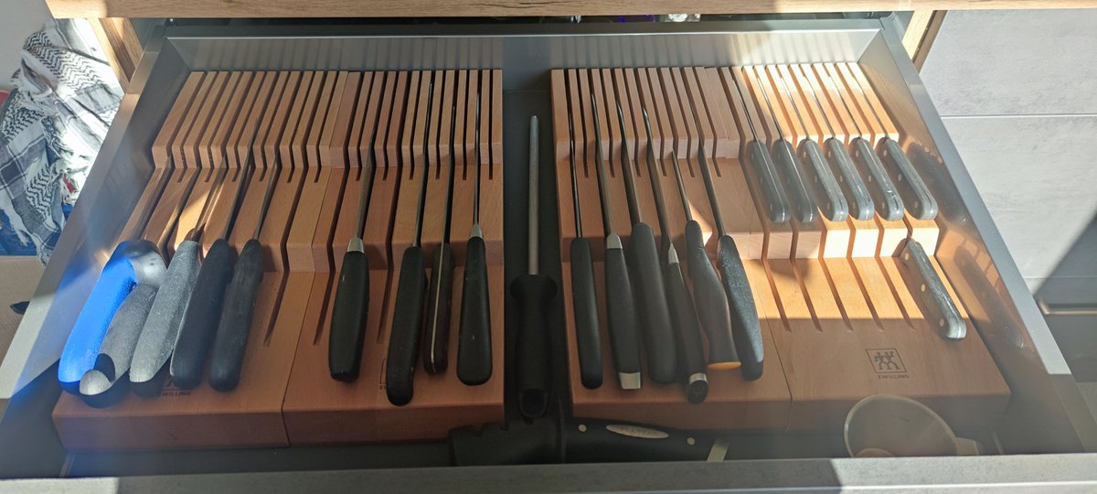 My girl finally got her knife drawer, with all her pointy things that can stabby and choppy. 🥴 Thank god she never went with a pensil drawer 😱