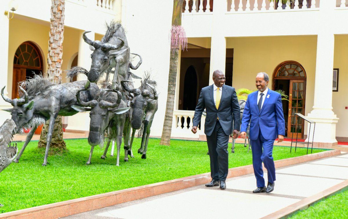 WilliamsRuto's tweet image. We will fast track the implementation of the  Joint Commission for Cooperation between Kenya and Somalia. This will boost trade in Miraa and fish and ease movement between our two nations.