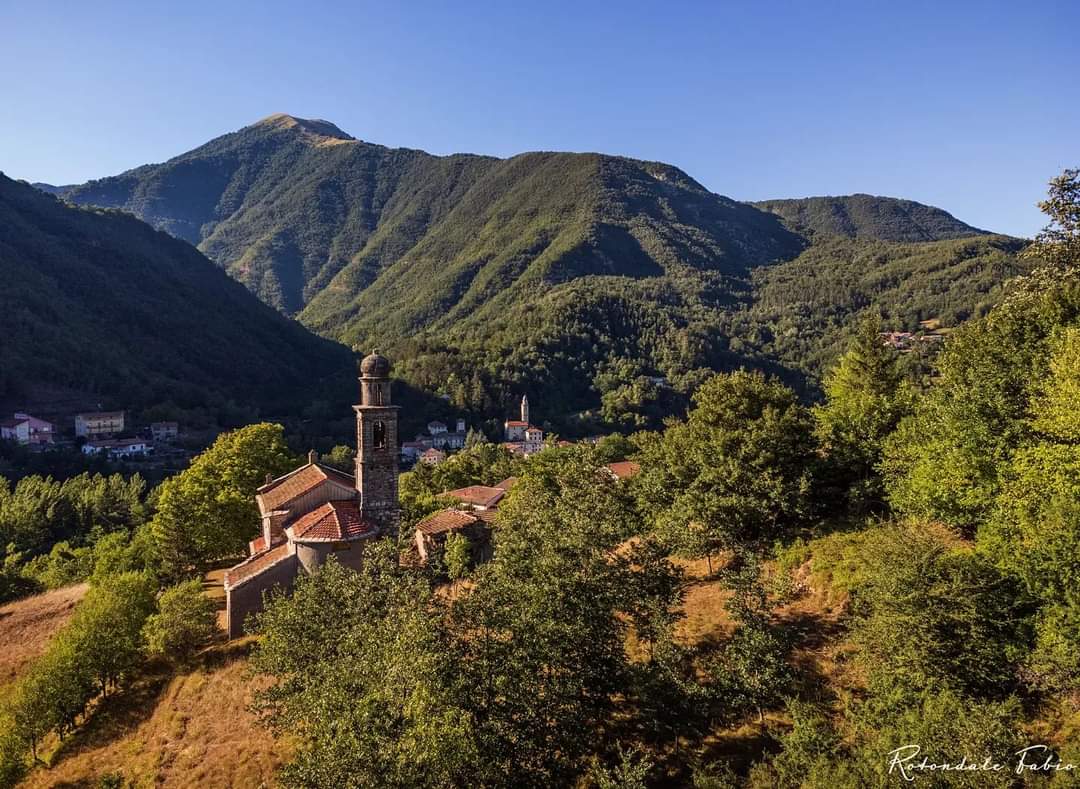 ValliAntola's tweet photo. Oggi il saluto arriva da @FabioRox_ che ci delizia con questa bella immagine da Garbarino verso #Gorreto con il suo bel Palazzo Centurione, ed il Monte Alfeo (1640 m.) https://t.co/z48zdPSdB5
