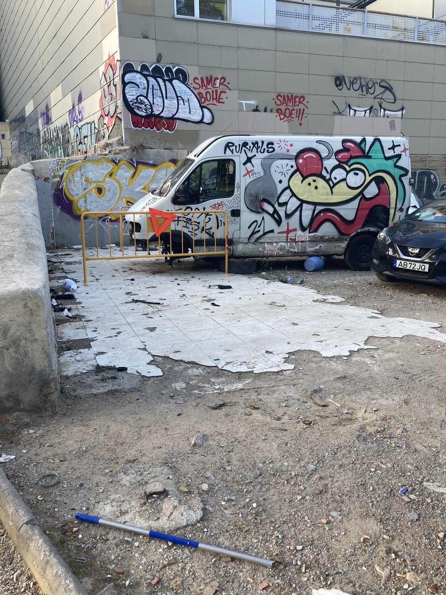 idnopsiralc's tweet photo. @salvemguinardo @SomGuinardo @tsunamiveinal @beteve @Barcelonaesque1 @cronicaglobal @ivnortga @colau_anti @AvMaquinistaM @RavalXarxa @OnVasBarcelona @mimi_RavalDigne @34totalspain @VeinsdeCanBaro @avvc_ca @BCNmetropoli El solar del Torrent del Lligalbé: furgonetas abandonadas, lleno de desperdicios, cacas de perro… el Guinardó abandonado https://t.co/VSb1a4MmyN