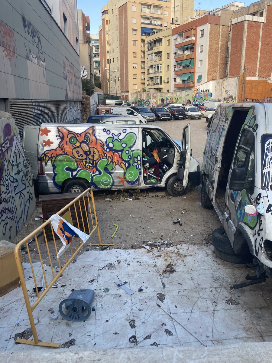 idnopsiralc's tweet photo. @salvemguinardo @SomGuinardo @tsunamiveinal @beteve @Barcelonaesque1 @cronicaglobal @ivnortga @colau_anti @AvMaquinistaM @RavalXarxa @OnVasBarcelona @mimi_RavalDigne @34totalspain @VeinsdeCanBaro @avvc_ca @BCNmetropoli El solar del Torrent del Lligalbé: furgonetas abandonadas, lleno de desperdicios, cacas de perro… el Guinardó abandonado https://t.co/VSb1a4MmyN