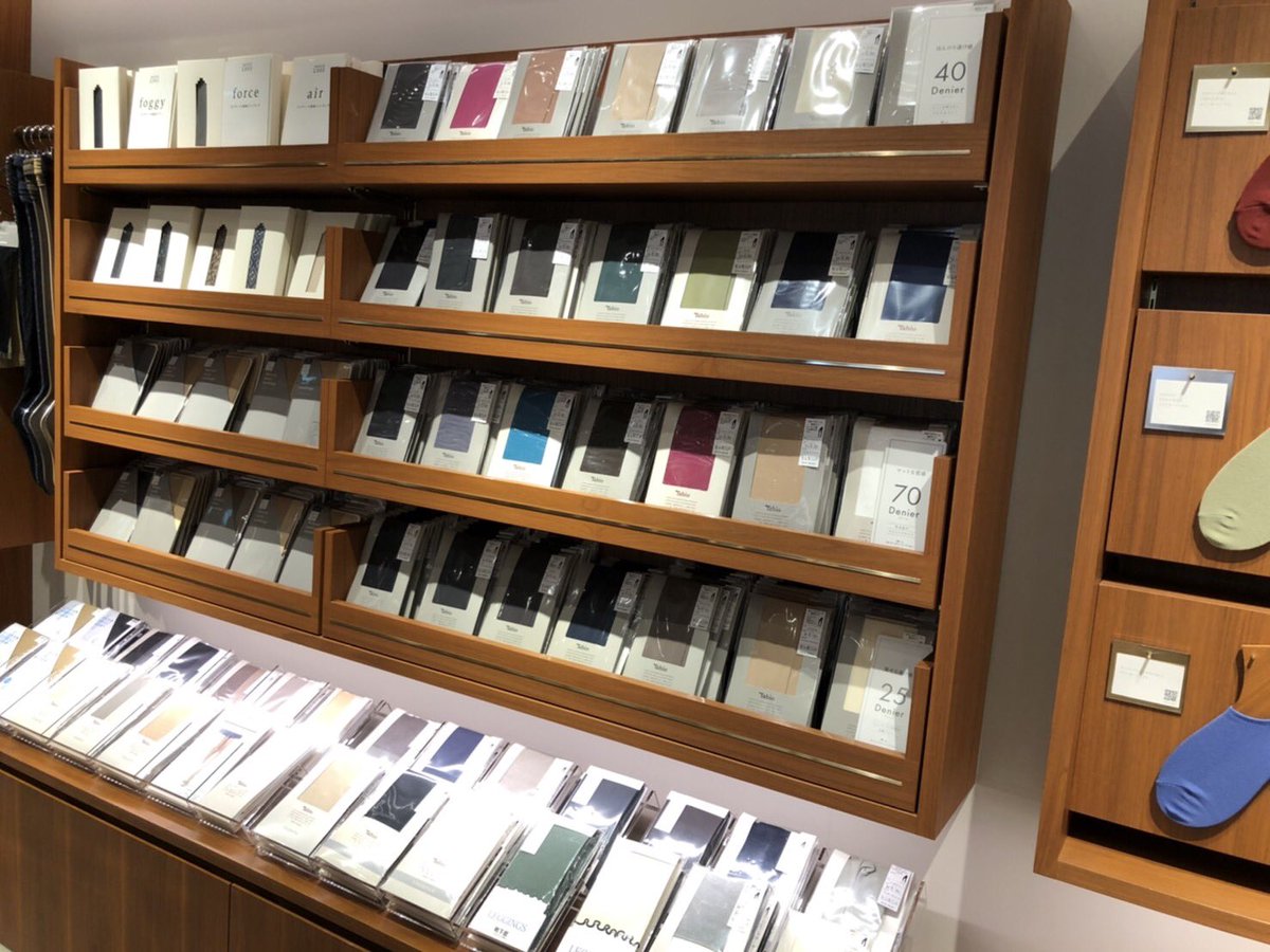 ✧素肌風タイツ✧

空気が秋めいてきた為タイツの購入が増えております🍁
当店では昨年SNSで話題となったダルピンクカラーも在庫のご用意ございます✨
防寒対策をしつつお洒落を楽しめるアイテムです。

靴下と合わせるとより自然に見えますよ◎

tabio.com/jp/detail/0219…