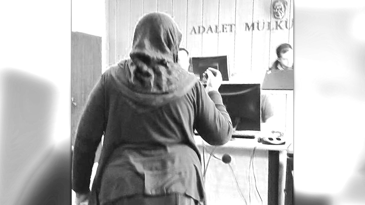 Dün Emine Şenyaşar ve hakim arasında geçen diyalog:

- Kaç çocuğun var?
+ Biri tutuklu, iki tanesi öldürüldü, kızım da kanserden öldü. 3 çocuğum kaldı.
- Neden hakaret ettin?
+ Eşim ve 2 çocuğumu kim öldürdü?  
- Hakareti anlat?
+ Hastanede insan öldürülmez.

@senyasarailesi