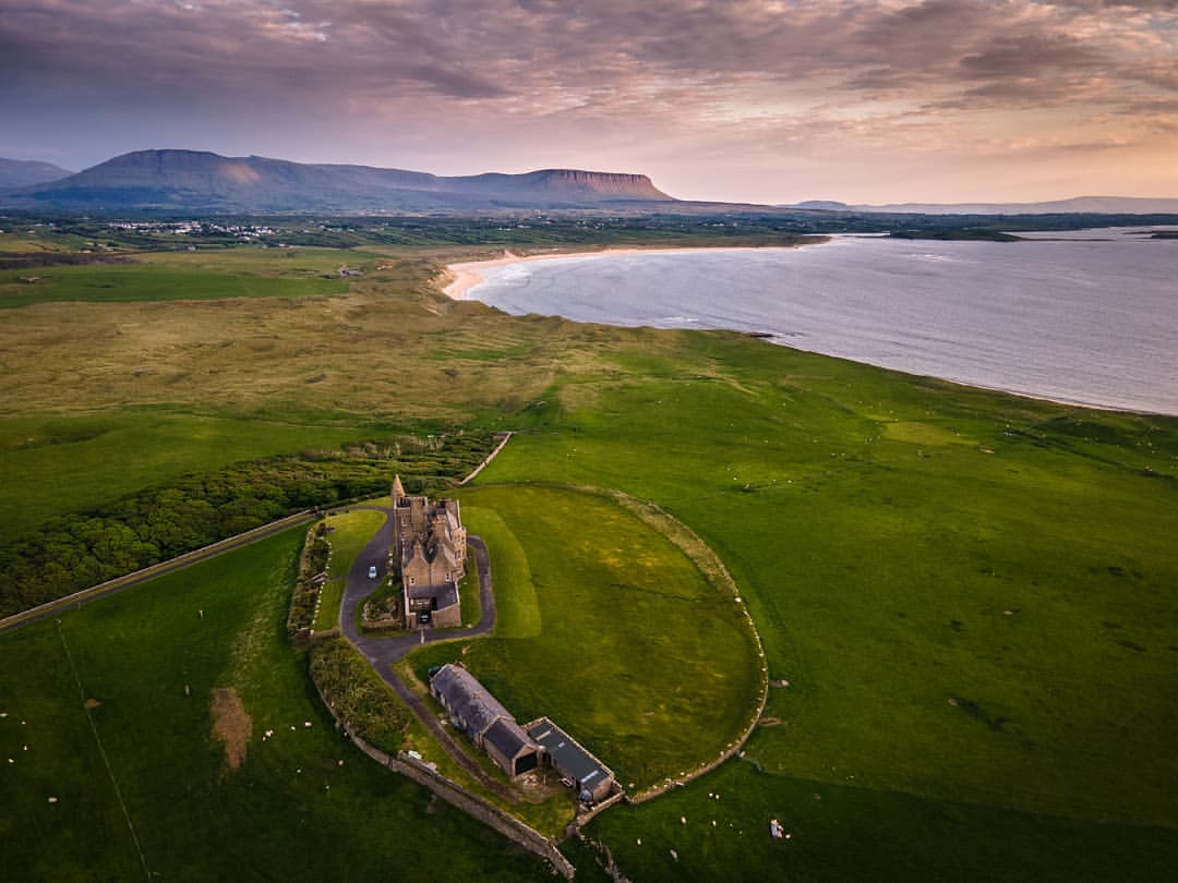 You're looking well, Mullaghmore! 

📍Mullaghmore Castle, County Sligo

📸 instagram.com/qbsontours/