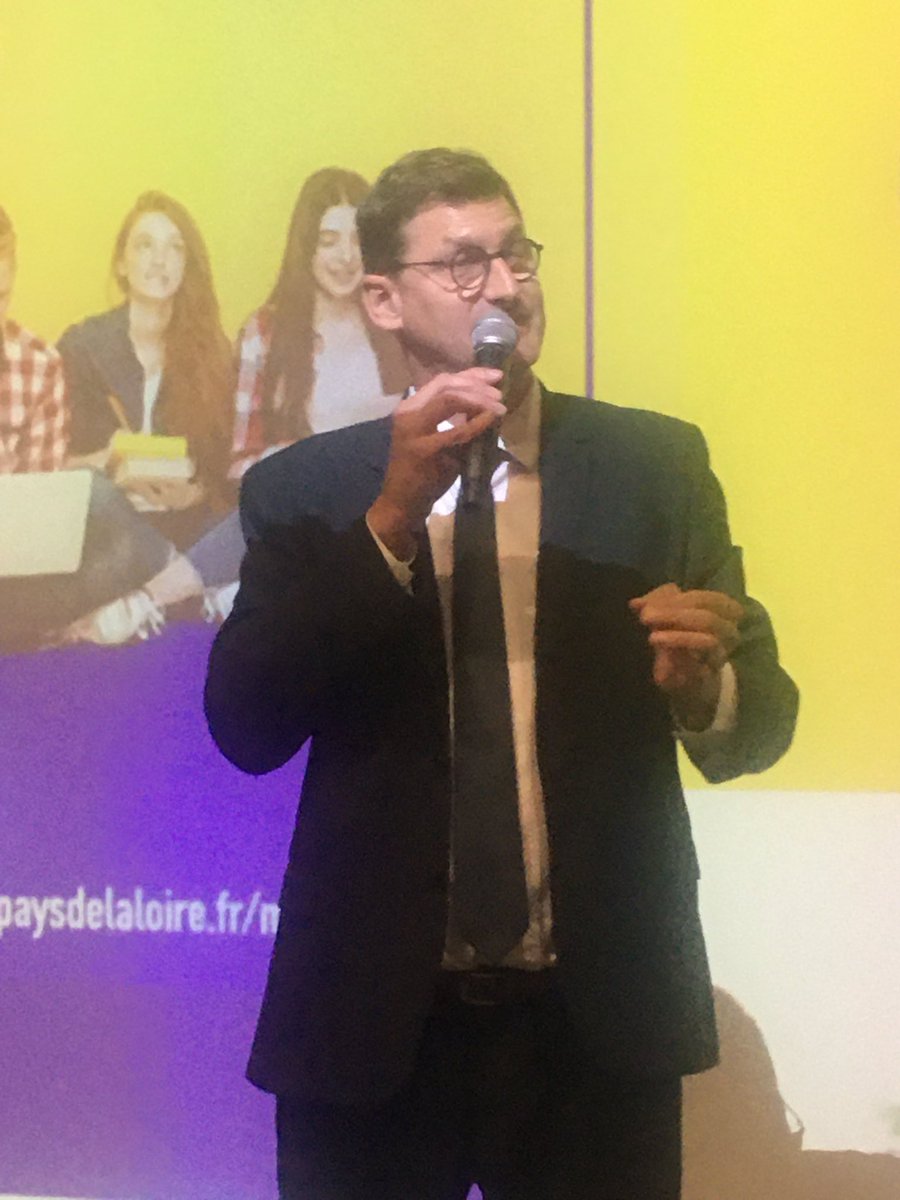 AldoFOSCHIA's tweet photo. La Région @paysdelaloire au #lycée Ste Marie de Chantonnay avec @SandraImperiale, Vice-Presidente, @StephaneNouvel Directeur diocésain et la communauté éducative. Remise de l’ENI, visite des locaux et mise en valeur des projets. Soutien fort de la Région @paysdelaloire à @EC_85. https://t.co/Z7AA580Mpc