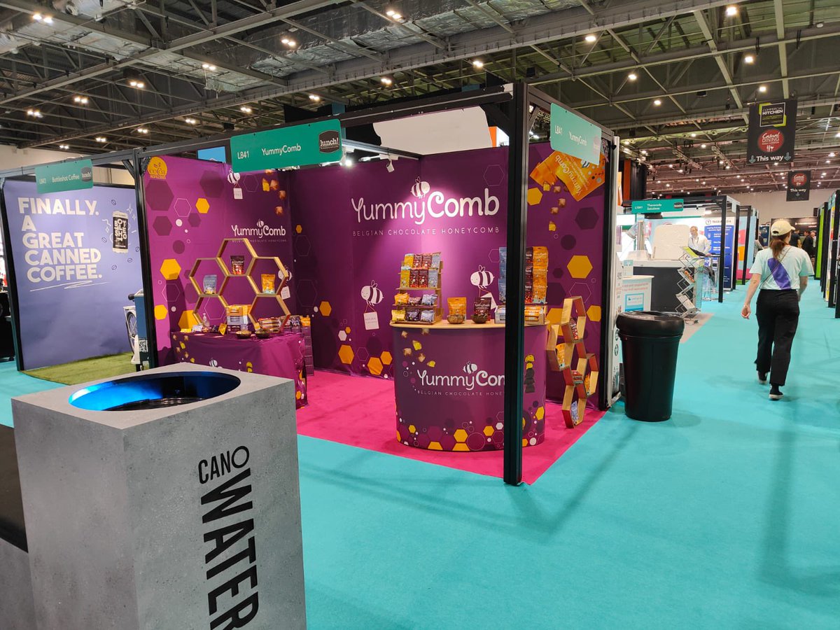 yummycomb's tweet photo. After a sweaty set up day of to-me to-you, oh I'm by myself, our lil stand is just about ready to go! Can't wait to get there and join forces for our trade show, Lunch at the Excell London. My train is just about there partner! #tradeshow #london #SmallBusinesses #yummyfood https://t.co/favEfracnW