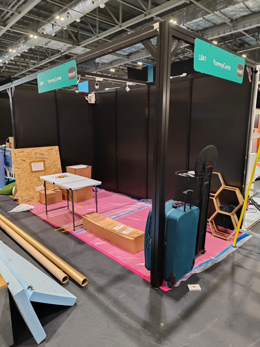 yummycomb's tweet photo. After a sweaty set up day of to-me to-you, oh I'm by myself, our lil stand is just about ready to go! Can't wait to get there and join forces for our trade show, Lunch at the Excell London. My train is just about there partner! #tradeshow #london #SmallBusinesses #yummyfood https://t.co/favEfracnW