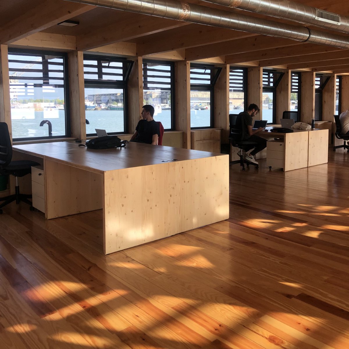 ProgramistoTech's tweet photo. On vous parlera de tout ça plus en détails ; à très vite !

#programisto #bordeaux #tech #new # #bureau #view #beautifulview #projet  #lucky #boat https://t.co/HPbGJkib8o
