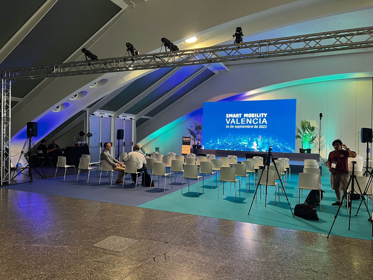 onsitevents's tweet photo. Rodeados de tecnología punta en la II edición de #SmartMobilityValencia, organizado por @Avia_automocion y con el apoyo de @generalitat y @Startup_VLC

Con todo el trabajo tecnológico: Web, registro, #acreditaciones, tecnología audiovisual, realización, #streaming y consultoría. https://t.co/WanGd7Leyc