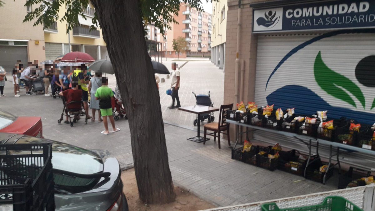 Nova jornada solidària de repartiment d'aliments d'<a href="/AcampadaL/">Acampada Llibertat</a> a <a href="/AsociacindePaz1/">Asociación de Paz</a> de Santa Perpètua.

Cada vegada més les famílies ajudades i però també oblidades per <a href="/ajuntamentSPM/">Aj Santa Perpètua</a>.

#FreePablo | #MenjadorSocialJa | #PeriodismoQueDaLaCara | #KitRadioSinFronteras | #FemXarxa.