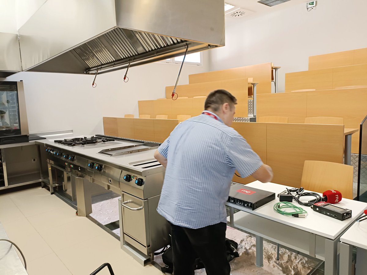 👩‍🍳Preparar un menú sano y rentable no es tarea fácil

🤵Tampoco lo es servir bien una mesa, "tirar" una caña🍺 o gestionar una casa rural🛖

👨‍💼Tener a un buen profesional es el objetivo de la <a href="/eshaex/">ESHAEX#</a> 

🎤A las 13.10h en 📻<a href="/RTVE_Ext/">RTVE Extremadura</a> entramos a las cocinas 🍳🔪de la escuela