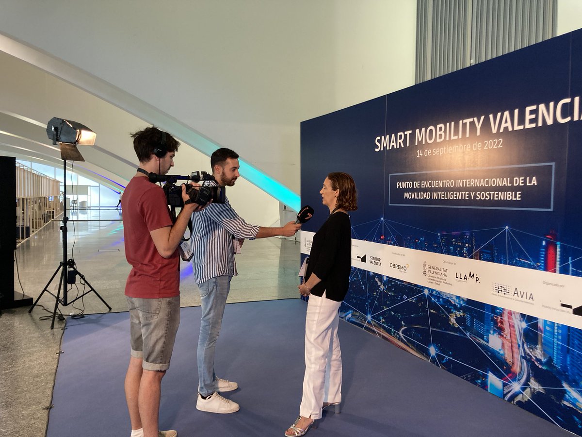 La directora del MIV, Jackie Sánchez-Molero, atiende a los medios de comunicación y transmite la importancia de #SMV2022 para situar a la Comunitat en el epicentro de la #MovilidadSostenible