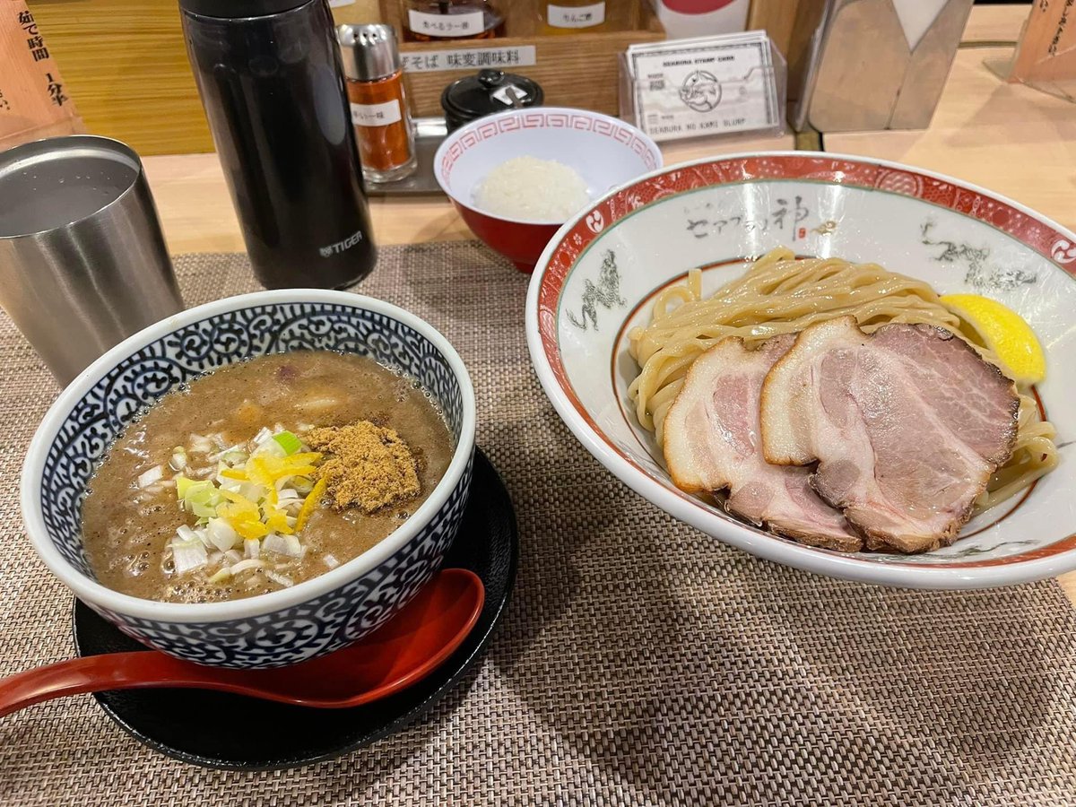 Abook34's tweet photo. 週末は阪急に乗って京都へ♪懐かしい高辻通りを歩いて、未開の四条大宮を楽しむ。ランチは検索して見つけた #セアブラノカミ 。凄い名前やな😦。つけ麺３００ｇは濃厚スープに極太麺！行列が出来るのも頷ける美味さですな😌。

https://t.co/4R3aV3uCME

#セアブラノ神 #四条大宮
#ラーメン #つけめん https://t.co/OBFm0OI1Nz