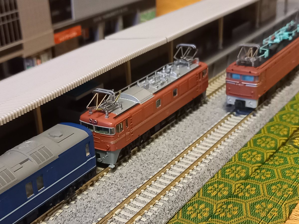 huruyakimiaki's tweet photo. マイクロエース製のED46。実は結構牽引力があり、カトー製24系客車12両を楽々牽引します。試作機らしい飾り帯がかっこ良く、我が家ではEF80以上に大活躍しています。模型ならではの楽しみです。#ED46 #マイクロエース　#ブルートレインゆうづる　#24系　#カトー https://t.co/JPNaHdNXqt