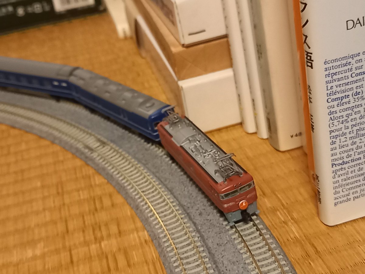 huruyakimiaki's tweet photo. マイクロエース製のED46。実は結構牽引力があり、カトー製24系客車12両を楽々牽引します。試作機らしい飾り帯がかっこ良く、我が家ではEF80以上に大活躍しています。模型ならではの楽しみです。#ED46 #マイクロエース　#ブルートレインゆうづる　#24系　#カトー https://t.co/JPNaHdNXqt
