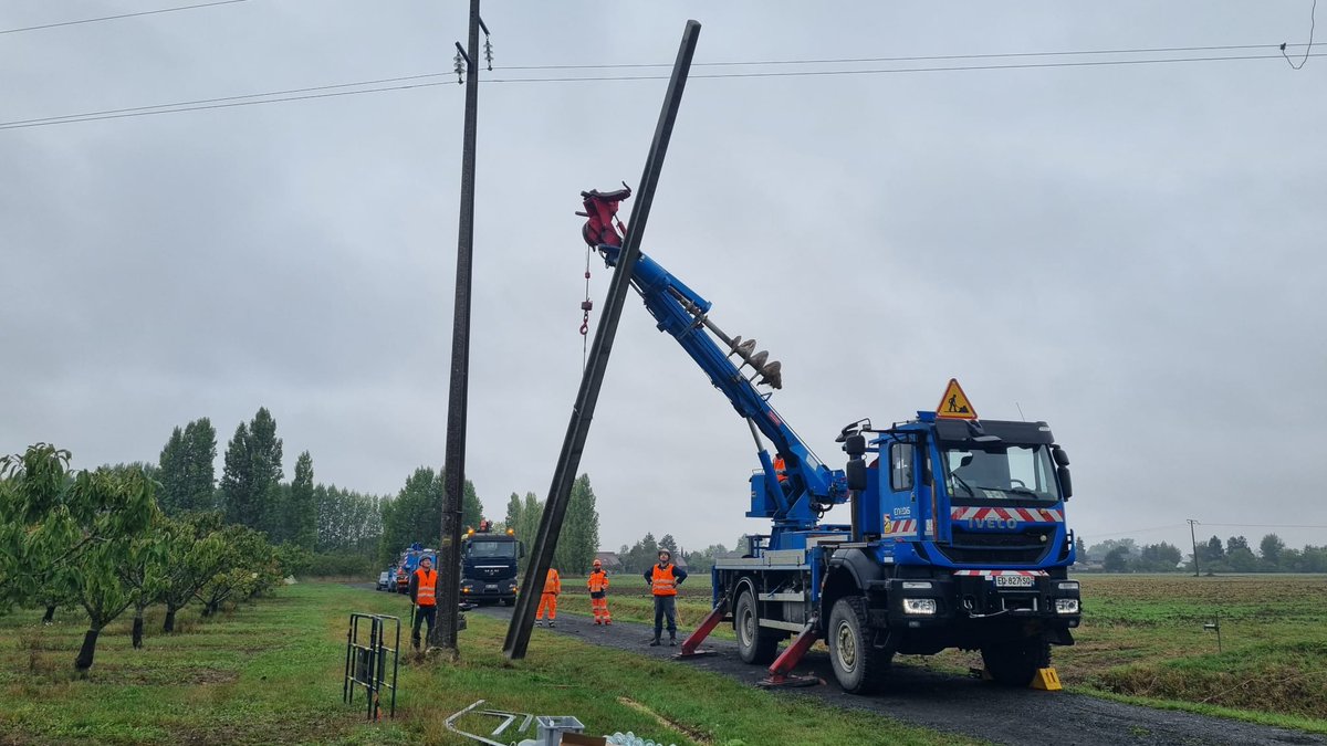 enedis_hdf's tweet photo. 🚧 #EnDirect de Aubers où @enedis #NPDC intervient avec le prestataire Duez pour moderniser le réseau ⚡des Weppes. Objectif : une qualité de fourniture optimale pour 2️⃣3️⃣0️⃣0️⃣ clients. Une nouvelle jeunesse au #réseau pour les 25 années à venir grâce à la pose de nouveaux poteaux https://t.co/GQqqL8tn53