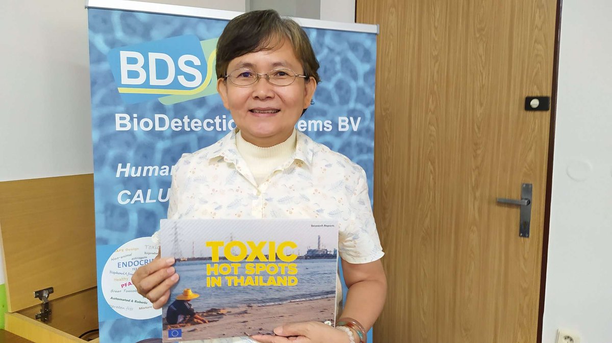 arnikaorg's tweet photo. #BioDetectors conference in #Prague day 2. Our brave colleagues @PenchomEarthth1 and @ismawati64 talking about health impacts of industrial pollution & waste trade on communities in #Thailand 🇹🇭 and #Indonesia 🇮🇩 and the impact of civil science.
@mzvcr @EUinThailand @uni_eropa https://t.co/VSIUlMlKRA