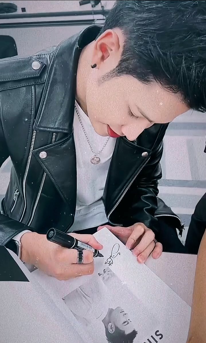 spagwithmustard's tweet photo. Photobook signing. What a handsome and charming lion. 😍
#SingtoPrachaya 🦁
#SingtoInJapan ⛩️🏯 https://t.co/pNimwleml0