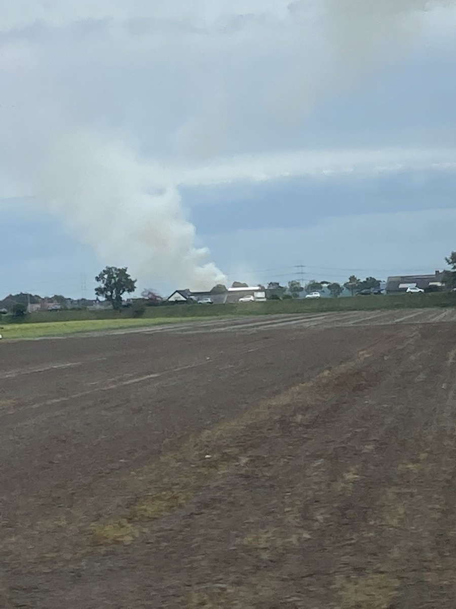 Witte rook. Dan wordt er geblust… #brand #hillegom