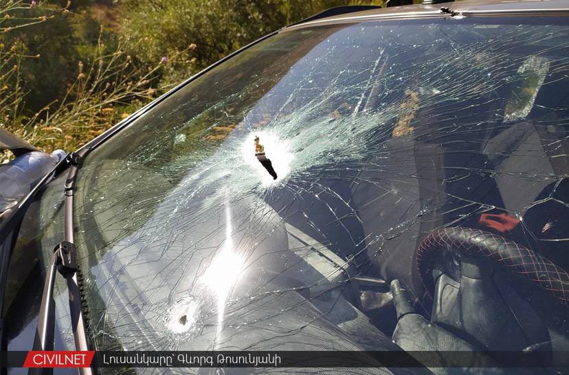 Donieeeea's tweet photo. Azerbaijani forces targeted a civilian car near the city of #Jermuk in #Armenia. Houses of peaceful civilians and infrastructure are also being targeted. https://t.co/rMaitdWllw