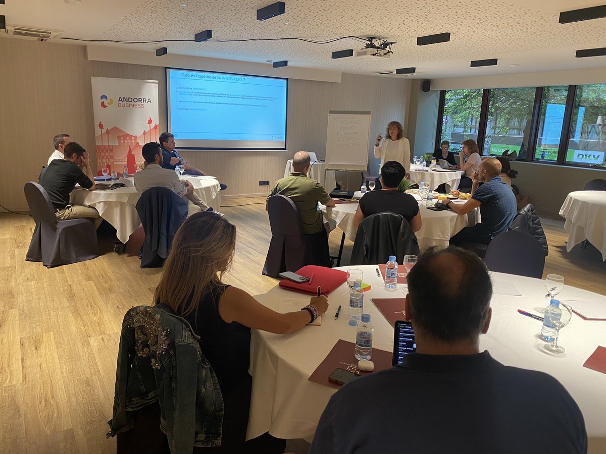 AndorraBusiness's tweet photo. 📌Els participants del nostre programa de creixement empresarial, el #ProjecteGrowth, treballen diversos reptes aplicant la innovació. Un taller creatiu que està dirigit per @scunill. #InvestinAndorra https://t.co/dV2RgVfHnV
