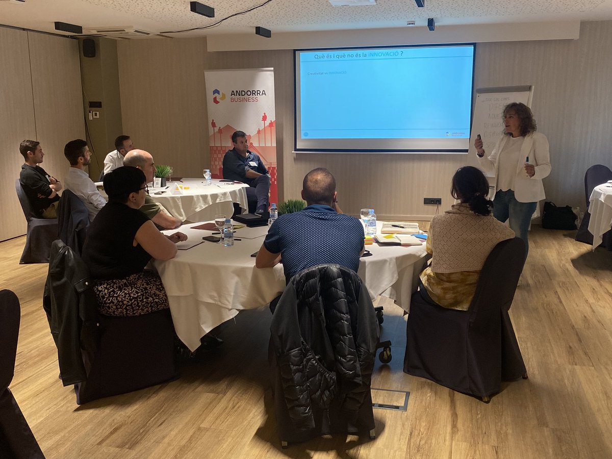 AndorraBusiness's tweet photo. 📌Els participants del nostre programa de creixement empresarial, el #ProjecteGrowth, treballen diversos reptes aplicant la innovació. Un taller creatiu que està dirigit per @scunill. #InvestinAndorra https://t.co/dV2RgVfHnV