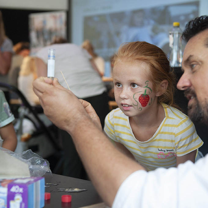 Haal DNA uit een banaan, zwem met dolfijnen in VR, speel levensgroot Dr. Bibber, ontsnap uit Escape Rooms &amp; nog veel meer! Kom de wetenschap ontdekken op onze publieksmiddag op zaterdag 1 okt! Jong en oud is welkom en de toegang is gratis. Meer info👉umcg.nl/s/publieksmidd…