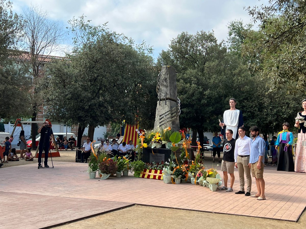 PLVallesOrient's tweet photo. 💐 Enguany, el grup local de Plataforma per la Llengua a #Montmeló va participar de l'ofrena floral amb motiu de la Diada Nacional de Catalunya. 

Si vols ajudar en la defensa del català fes-te voluntari de @PLVallesOrient . T'hi esperem!

👉 https://t.co/5TmYAXZDWS https://t.co/4tJF7STMEY
