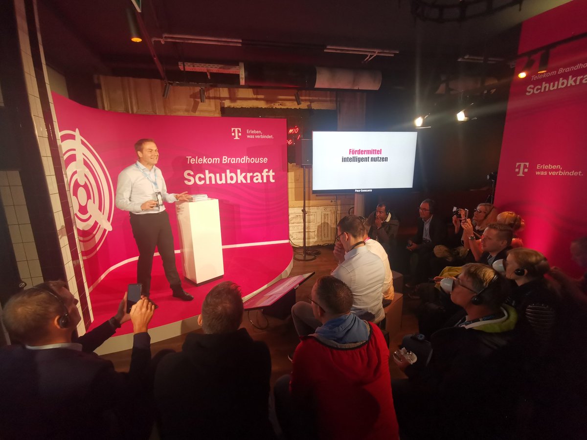 Wir starten mit <a href="/philipsemmerlrt/">Philip Semmelroth</a> in unserem Brandhouse Schubkraft "Sichert Euch das Geld für Digitalisierung-Maßnahmen, prüft Eure Wünsche, baut Beziehungen auf und vernetzt Euch mit Türöffnern." #DigitalX @TelekomGK