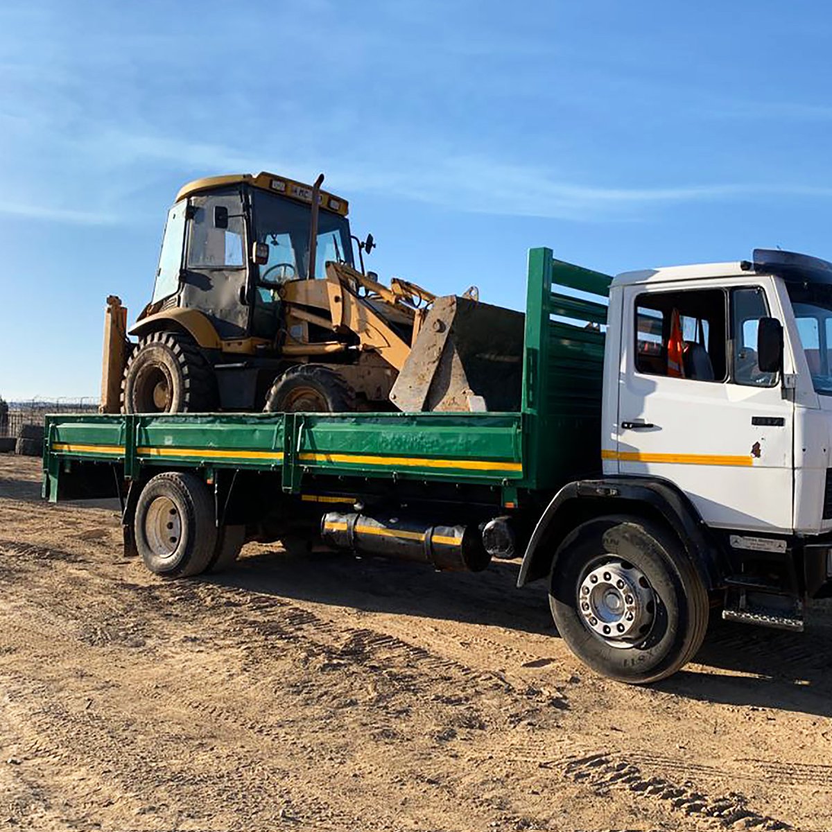 StormEnterpris5's tweet photo. Tractor Loader Backhoe in transit

-- Truck and Plant Hire
📞 22311370 / 58850091
📍 Kofi Ann an Road, Thetsane Industrial
.
.
.
.
#tlb #heavyequipment #heavyduty #earthmoving #backhoeloader #LSTWITTER https://t.co/kSs2f8KAuD