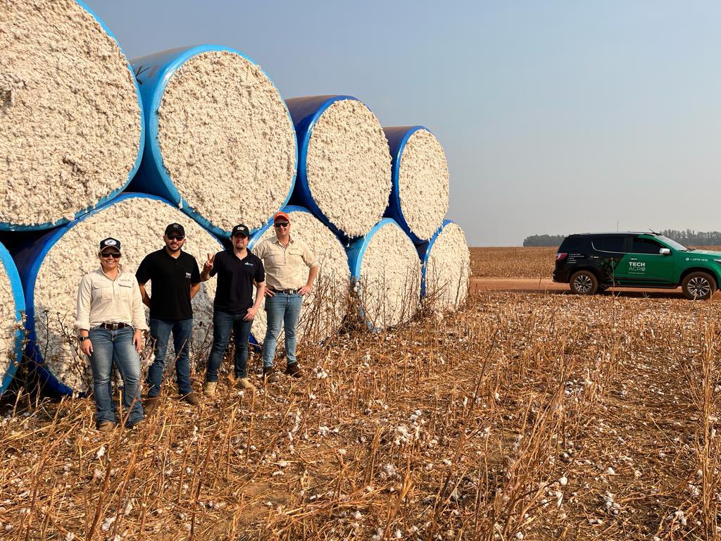 em_ayliffe's tweet photo. A day on the farm with the #TechAgro team on one of the biggest cotton producers farms. 2200mm rainfall and all Dryland. The scale of production is mind boggling. @summitagconsult @HeathMcwhirter #BetterFlex https://t.co/gcx2LCfqKO