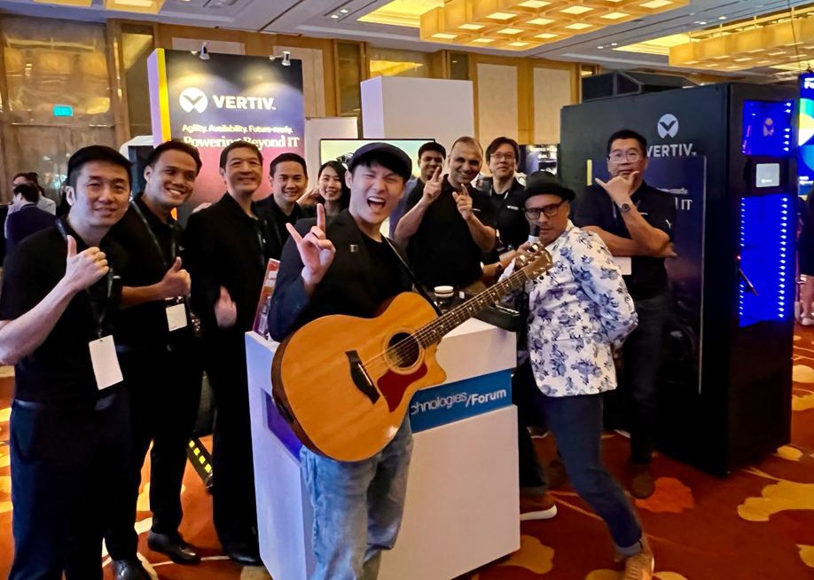 VertivAP's tweet photo. Vertiv empowers the #edge #BeyondIT as it showcased its micro #datacenter solution, SmartCabinet ECO, at the #DellTechForum #Singapore, together with Dell & World Wide Technology. Catch Vertiv at the next Dell Tech Forum:
MY: https://t.co/T0fofBKhzJ
TH: https://t.co/zmfsbB3iLU https://t.co/ymTB8a7PMv