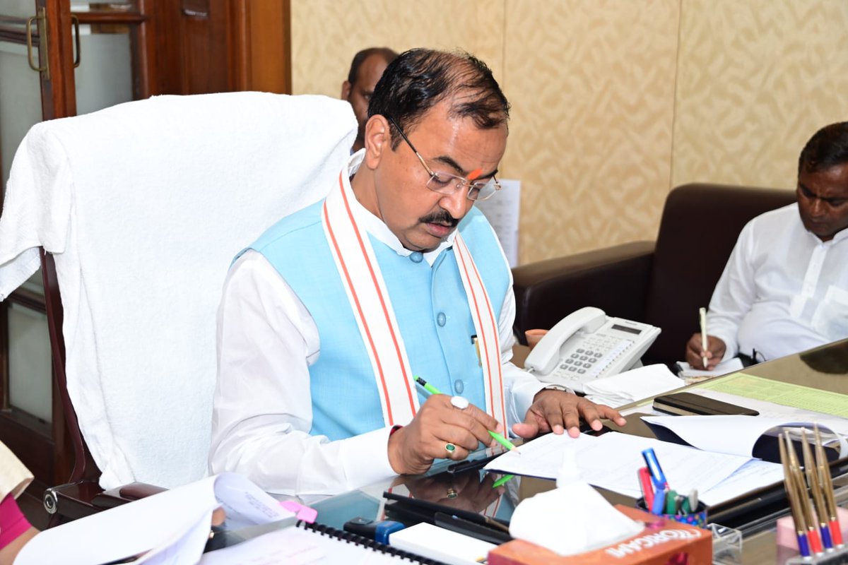kpmaurya1's tweet photo. आज विधान भवन कार्यालय में मा0 राज्यमंत्री श्रीमती विजय लक्ष्मी गौतम जी एवं वरिष्ठ अधिकारियों के साथ उत्तर प्रदेश के प्रत्येक जनपद में ग्राम्य विकास विभाग की संचालित योजनाओं एवं आगामी कार्य योजना की समीक्षा बैठक की। https://t.co/E3Nn4HS6j4