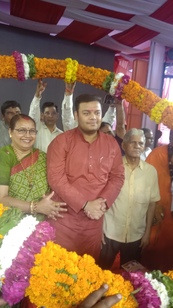 1manishnagar's tweet photo. आदरणीय बेसिक शिक्षामंत्री जी आज हाथरस आगमन पर हम
शिक्षामित्रों की पीड़ा 😭को समझिए।आप 🙏🙏
शिक्षामित्रों को आत्म हत्या 😭करने से रोकिए ।हम सभी बाबूजी कल्याण सिंह जी के ही रोपित पौधे है।हमारा भी कल्याण कराइए साहब
@thisissanjubjp 
@Aamitabh2
@brajeshlive 
@raksha_s27 
@shivkmishra https://t.co/LFmquBNCZB