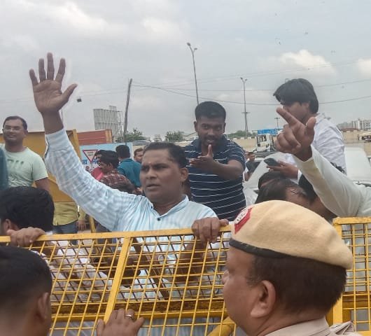 DeepakS36191777's tweet photo. #भाजपा का चमत्कार देखो, कूड़े का पहाड़ देखो की मुहिम के तहत आज #आतिशी जी BJP के स्वच्छ भारत की पोल खोलने गाजीपुर कूडे के पहाड़ पर पहुँची हमेशा की तरह #ModiPolice ने बेरीकेड लगाकर @Aap कार्यकर्ताओं को रोक लिया
पता नही मोदी सरकार ने कौन सा खजाना इन कूड़े के ढेर के नीचे दबा रखा है। https://t.co/dKhVmSazSZ