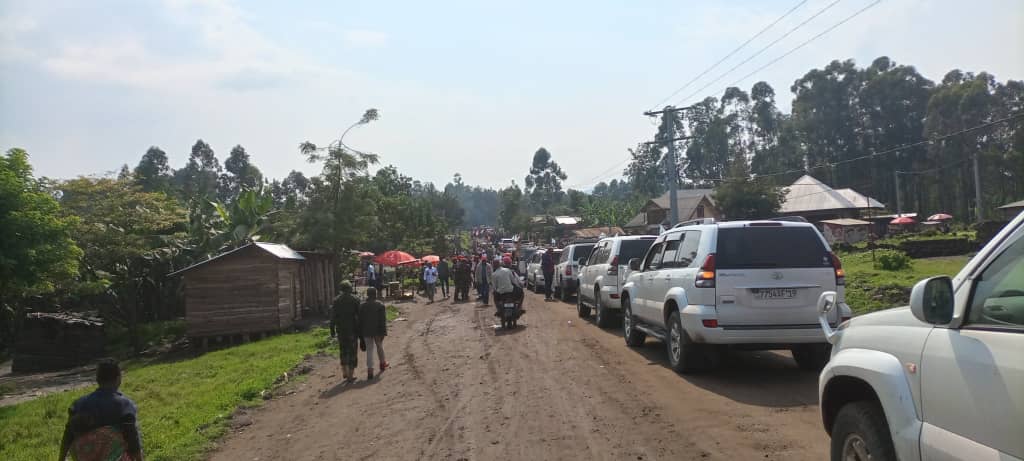 BandendeF's tweet photo. #RDC #Rustshuru #Burayi, à l'entrée de #Bunangana, @VitalKamerhe1 communie avec le peuple sur son désir de voir Bunangana libéré des mains du M23. Cap Kiwadja!!! https://t.co/YnBFDDHs4C